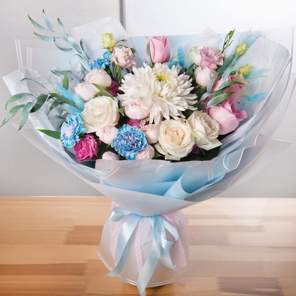 Magnum White Chrysanthemum - 1, Pink rose 50 cm - 5, White rose 50 cm - 6, Blue carnation - 8, lisianthus - 2, Peony sprayrose - 4, Pink Lisianthus (Eustoma) - 2, Ruscus italian, Dried flowers in assortment, Wrapping Paper
