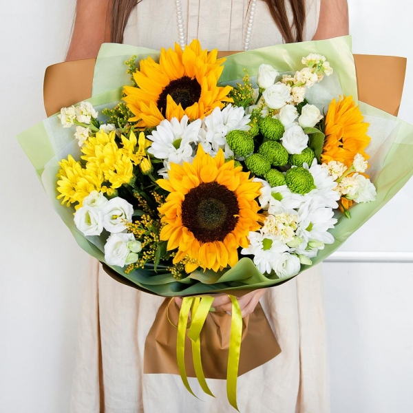 Sunflower - 3, Bacardi White Spray Chrysanthemum - 3, Athos pom Feeling Green - 3, lisianthus - 4, White Matthiola - 6, Bacardi Yellow Spray Chrysanthemum - 3, Solidago (1 pc.), Pistachio, Wrapping Paper