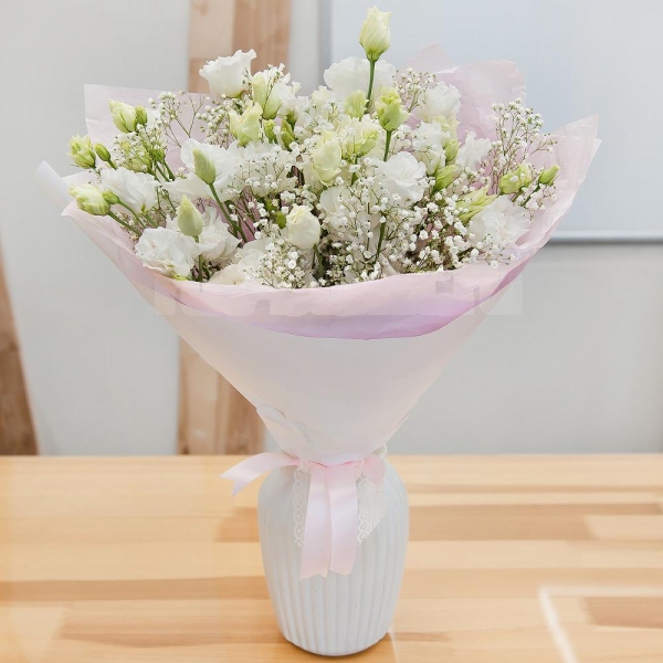 lisianthus - 5, Gypsophila - 2, Wrapping Paper