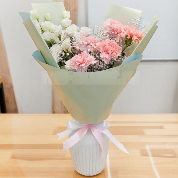 lisianthus - 4, Pink carnation - 7, Gypsophila - 1, Wrapping Paper