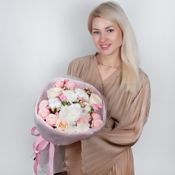 Роза кустовая пионовидная Бомбастик 50 см - 2, Хризантема кустовая Балтика белая - 3, Гвоздика кустовая розовая - 5, Роза белая 50 см - 5, Хлопок бутон, Гиперикум, Современная упаковка