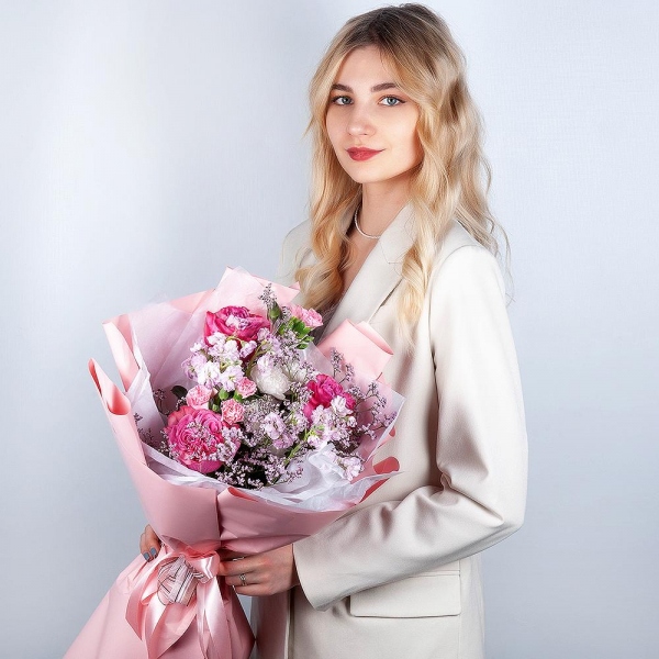 Peony rose Kahala 50 cm - 3, Baltica White Spray Chrysanthemum - 1, Matthiola Lilac - 3, Pink spray carnation - 3, Limonium (1 pc.), Wrapping Paper