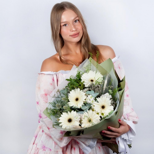 Gerbera white - 7, White Matthiola - 3, Pistachio, Eucalyptus, Brunia Green Lanuginosa (1 pc.), Eryngium, Green bell (1 pc.), Dried flowers in assortment, Wrapping Paper