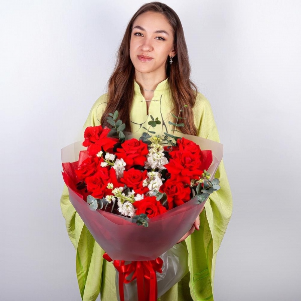Роза Нина красная 50 см - 9, Маттиола белая - 5, Эвкалипт цинерия, Современная упаковка