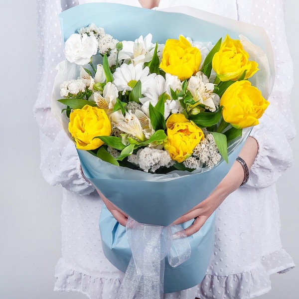Yellow tulip - 7, Bacardi White Spray Chrysanthemum - 1, Alstromeria white, soft pink - 2, White spray carnation - 1, White statice, Wrapping Paper